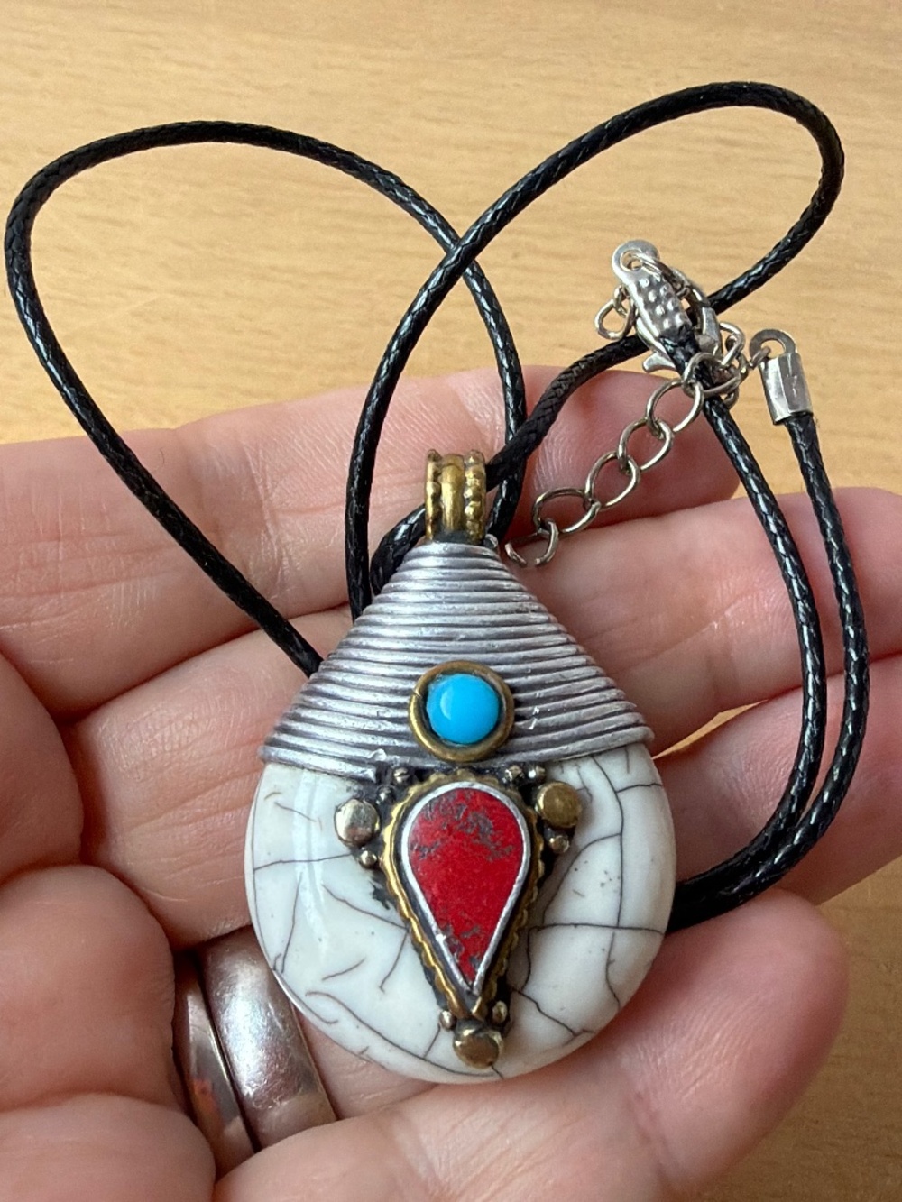 SOUTHWESTERN NATIVE AMERICAN STYLE HOWLITE DUAL SIDED PENDANT CORD NECKLACE
